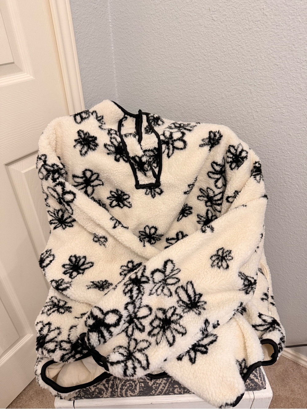 Parke Black & White Floral Sherpa Pullover - size L/XL - Picture 4 of 5